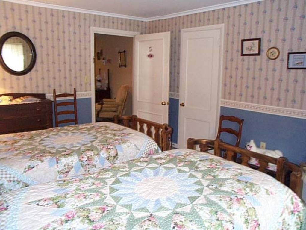 Silas Griffith Inn Danby Room photo