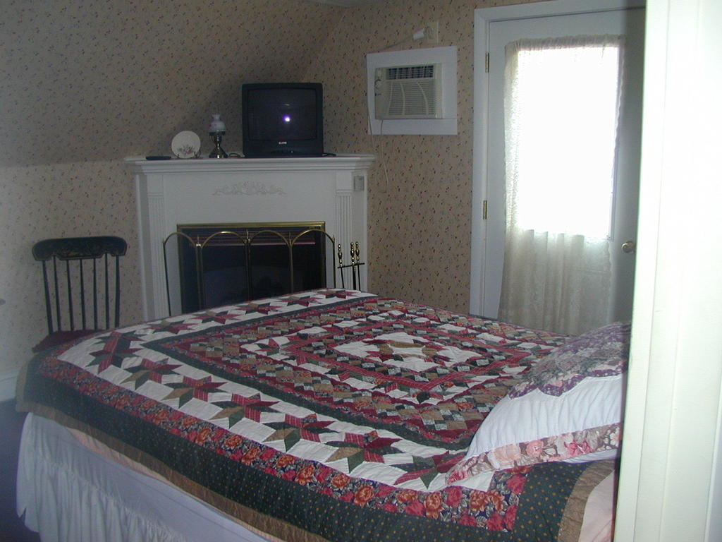 Silas Griffith Inn Danby Room photo